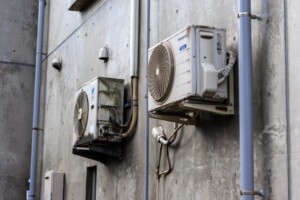 エアコン買取 室外機の設置場所を確認する写真