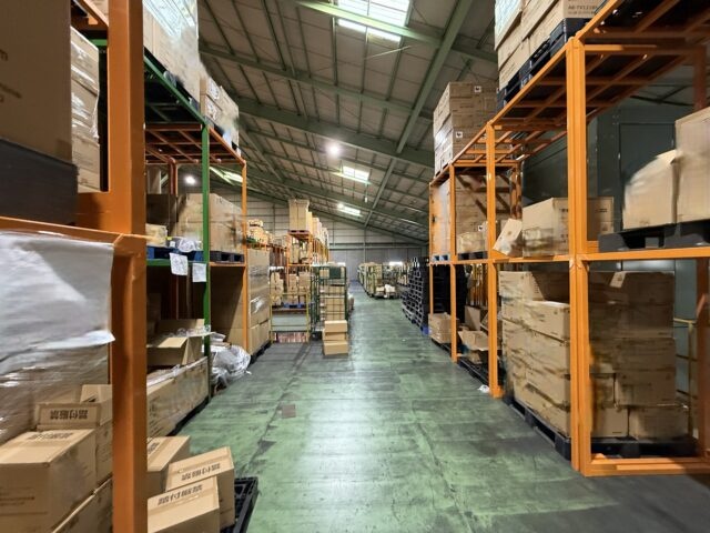 倉庫に保管された新品エアコンの余剰在庫