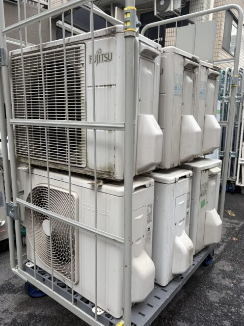 保管ラックに積まれた複数の家庭用エアコン室外機